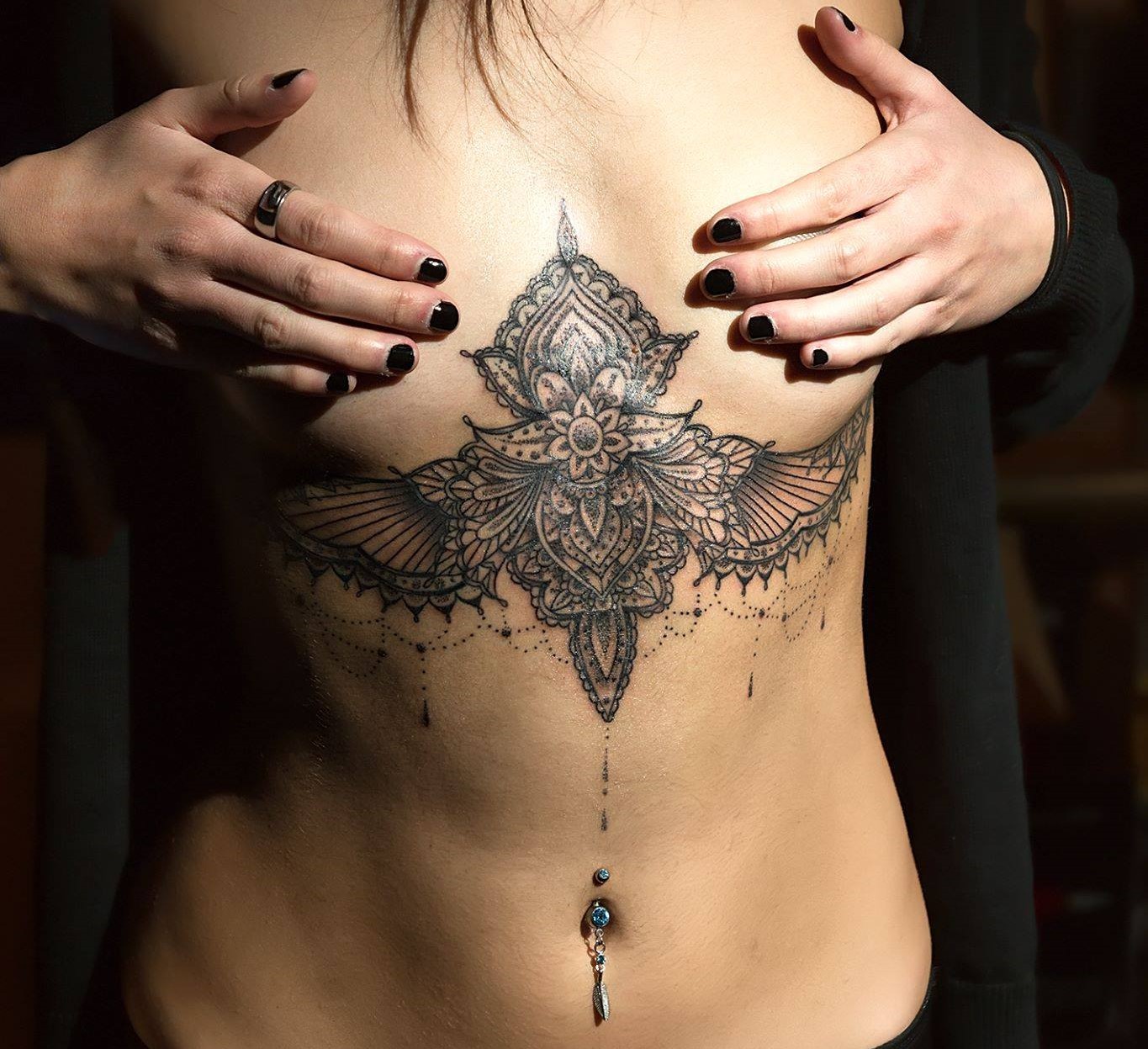 Tatuaggio sottoseno ornamentale: Tribal Tattoo Studio Roma | Tribal Tattoo  Studio