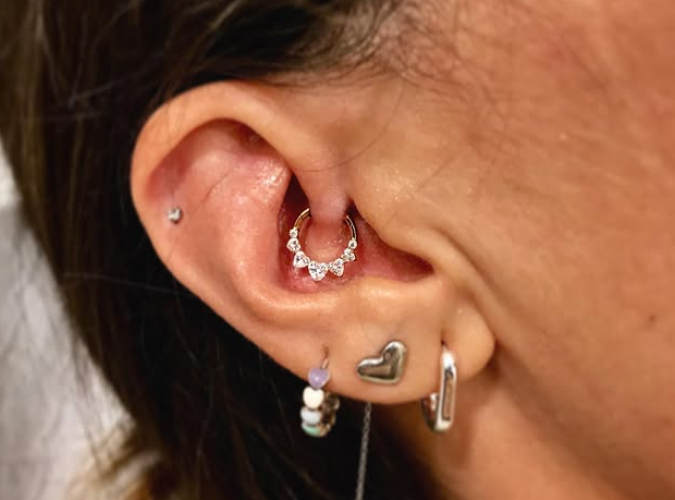 Piercing Orecchio Donna: Le Nuove Tendenze del 2025 e Come Scegliere il Giusto Stile